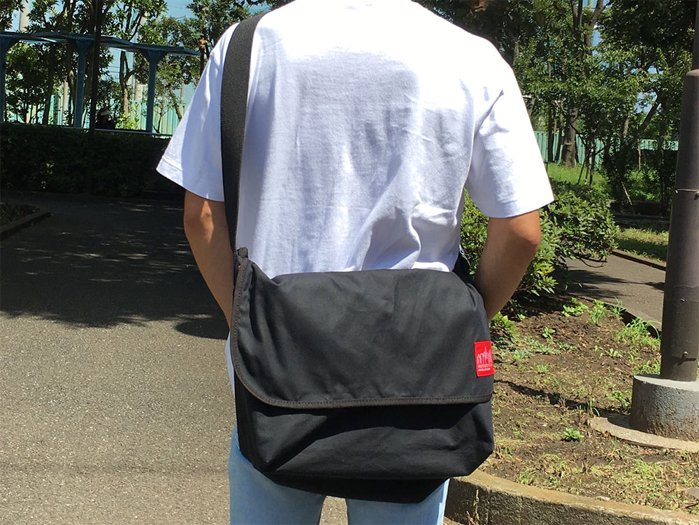 メッセンジャーバッグをタスキ掛けにした様子