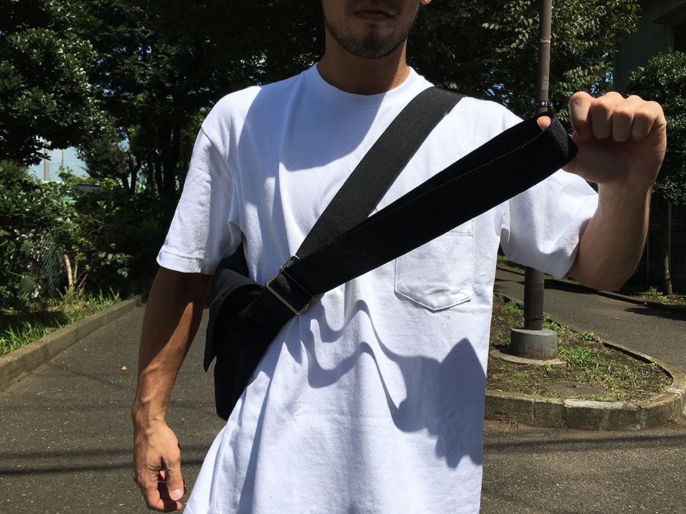 ベルトを締めるところ